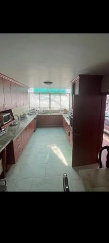 cocina con armarios rosados y suelo de baldosa blanca en Casa blanca, en Guadalajara