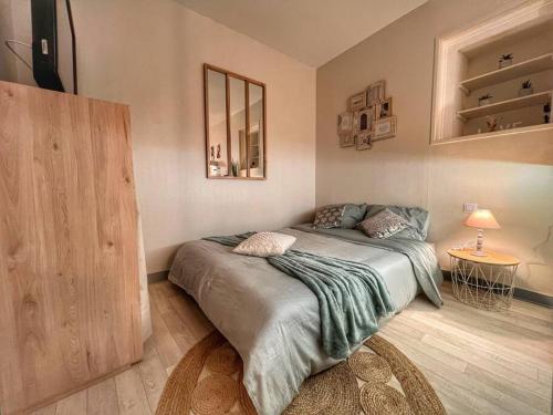a bedroom with a large bed in a room at Studio ZEN hyper centre Cognac in Cognac