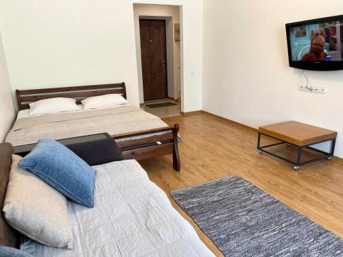 - un salon avec deux lits et un canapé dans l'établissement New Apartment "Family Estate", à Kamianets-Podilsky
