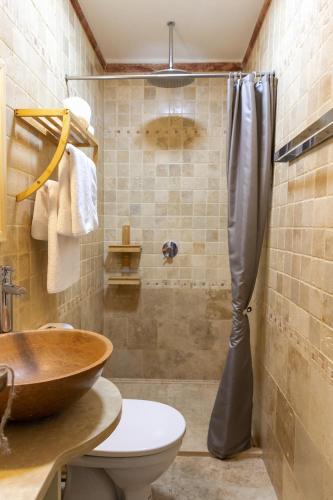 a bathroom with a shower with a toilet and a sink at En bord de plage Baie Nettlé, appart 4 couchages tout rénové in Baie Nettle
