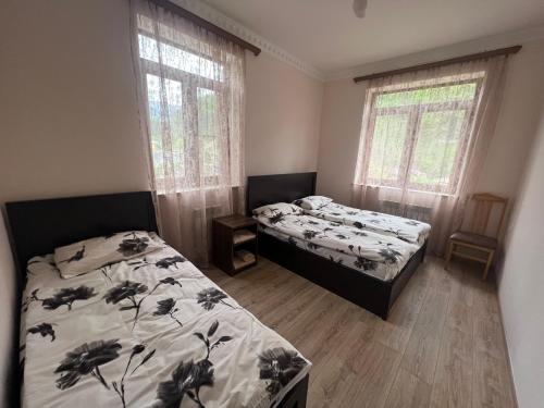 - une chambre avec 2 lits et 2 fenêtres dans l'établissement Holiday home Golovino, à Dilidjan