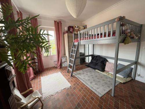 une chambre avec un lit superposé et un escalier dans l'établissement Appartement familial idéalement situé, à Cauro