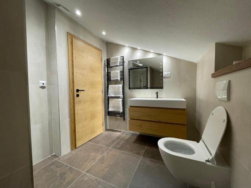 La salle de bains est pourvue de toilettes, d'un lavabo et d'un miroir. dans l'établissement BEACHFRONT VILLA Murter, à Murter