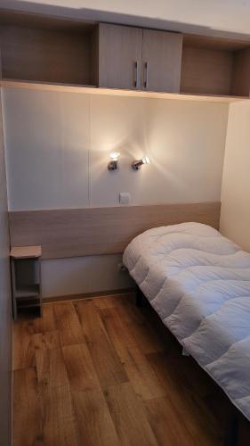En eller flere senge i et værelse på Mobil home Nature