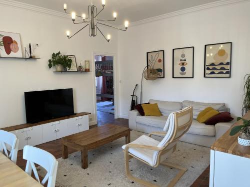 un salon avec un canapé et une télévision dans l'établissement Appartement familial idéalement situé, à Cauro