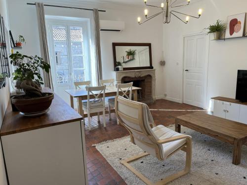 un salon avec une table et une chaise dans l'établissement Appartement familial idéalement situé, à Cauro