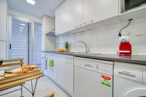 a kitchen with white cabinets and a sink at B CasaCafé Madrid Pozuelo 2 Baño Fuera de la habitacion o COMPARTIDO in Pozuelo de Alarcón