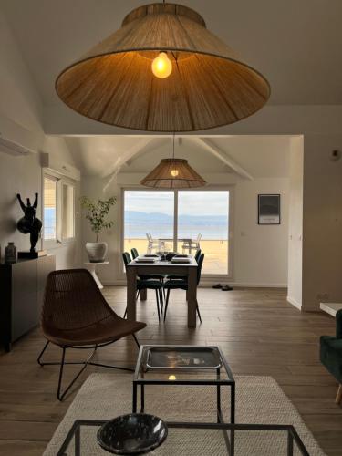 - un salon avec une table et une vue sur l'océan dans l'établissement LA terrasse du Leman, à Publier