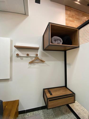 a room with wooden shelves on a wall at Apart Hotel Seg Total Lofts Encantadores in Mogi-Guaçu