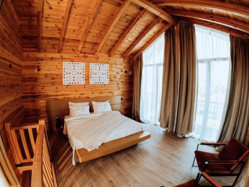 una camera con un letto in una stanza con pareti in legno di Hysaj Agroturizëm a Shkodër