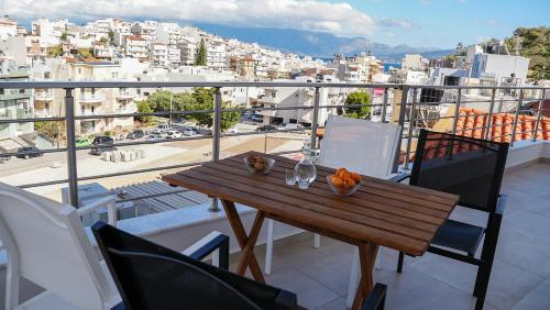 uma mesa numa varanda com vista para a cidade em Oasis - Chic & minimal apt em Agios Nikolaos