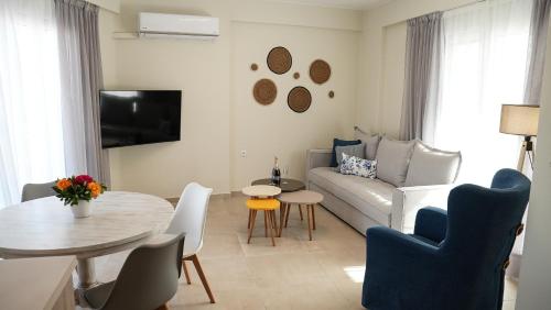uma sala de estar com um sofá e uma mesa em Oasis - Chic & minimal apt em Agios Nikolaos