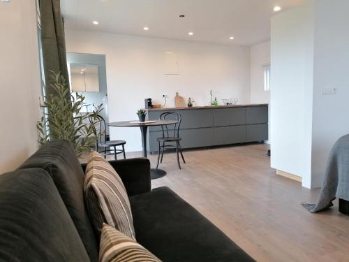 Una cocina o kitchenette en Blackwood cottage near Geysir