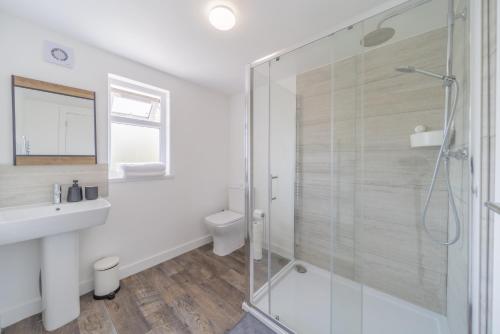 a bathroom with a shower and a sink and a toilet at Stunning 3 bedroom flat in Southend-on-sea in Southend-on-Sea