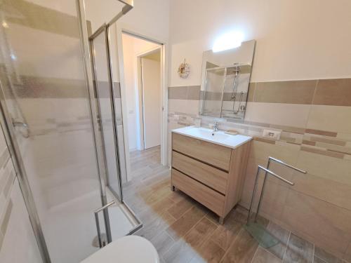 un baño con lavabo y ducha en Appartamento Armony, en Castelsardo