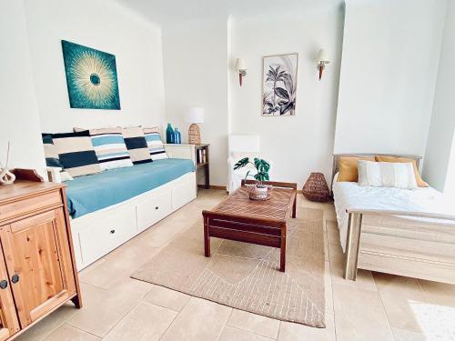 - une chambre avec un lit et une table basse dans l'établissement Appartement Cannes centre ville pour congrès ou vacances à 5 min de la Croisette, plage, à Cannes