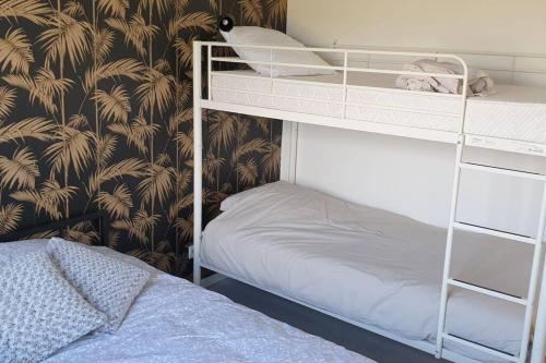sypialnia z 2 łóżkami piętrowymi i łóżkiem w obiekcie Le Bellevue à 1 h 30 de Paris et 20 km de Troyes w mieście Estissac