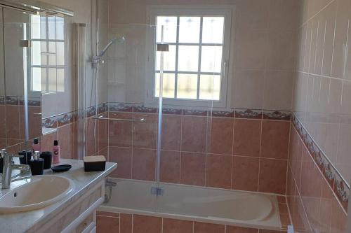 a bathroom with a tub and a sink and a shower at Le Bellevue à 1 h 30 de Paris et 20 km de Troyes in Estissac