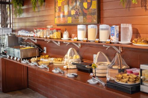 una linea di buffet con molto cibo in esposizione di Valencia Hotel Natal a Natal