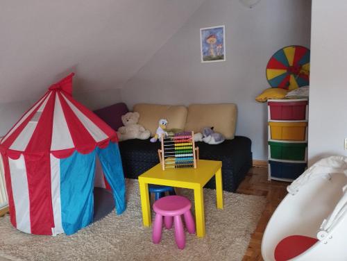 a room with a tent and a table and a stool at Apartman Aleksandra in Smederevo