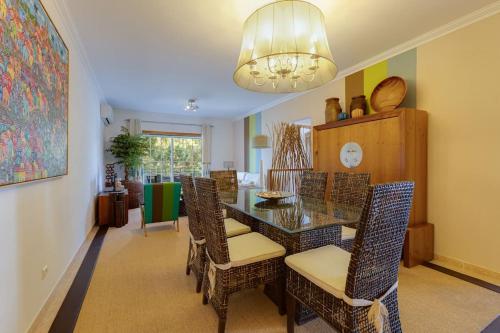 ROJA PÉ - Elegante apartamento T2 com AC perto do Pine Cliffs