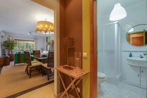 ROJA PÉ - Elegante apartamento T2 com AC perto do Pine Cliffs