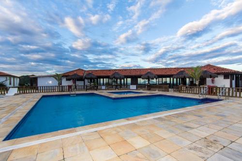 una piscina en un complejo con un cielo nublado en CASA NA PRAIA - BÚZIOS en Búzios