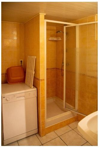 une salle de bain avec douche et lavabo dans l'établissement La Réclot, à Herran