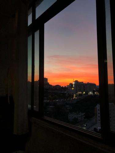 een raam met uitzicht op de zonsondergang bij King castle in Ramallah
