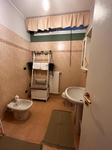 a small bathroom with a sink and a toilet at Bon Bon del Viale-con posto auto privato in Asti