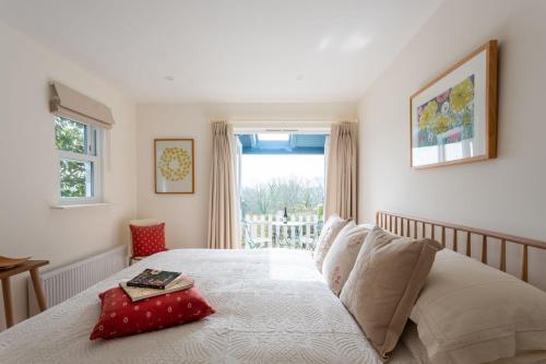 um quarto com uma cama grande e uma janela em Bowden Wood em Dartmouth