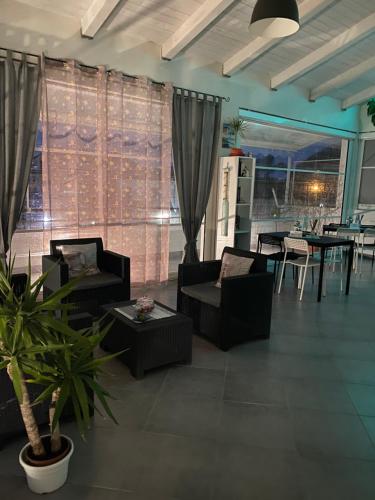 salon z kanapami, krzesłami i stołem w obiekcie B&B Dionea w mieście Santa Maria di Castellabate