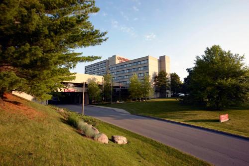 ein Gebäude in einer Straße vor einem Gebäude in der Unterkunft Gateway Hotel and Conference Center in Ames