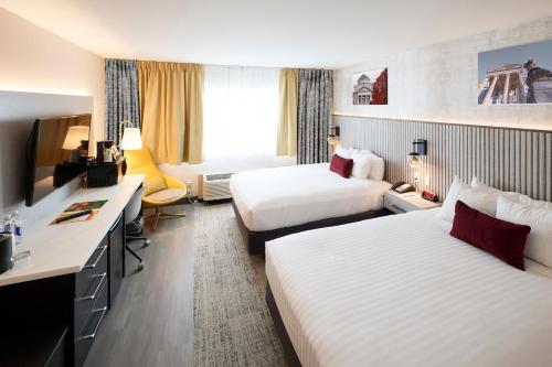 Katil atau katil-katil dalam bilik di Gateway Hotel and Conference Center