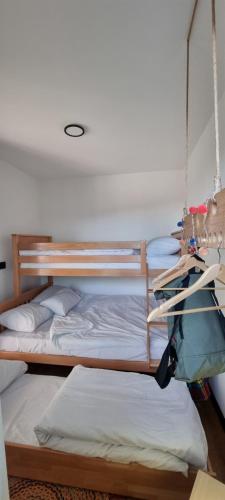 Postel nebo postele na pokoji v ubytování Winter Park Residence Bjelasnica