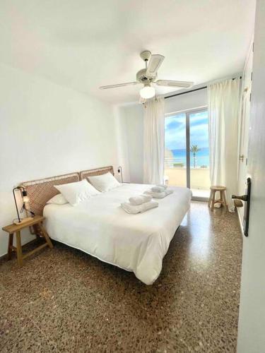 Posteľ alebo postele v izbe v ubytovaní Apartamento primera línea Altea