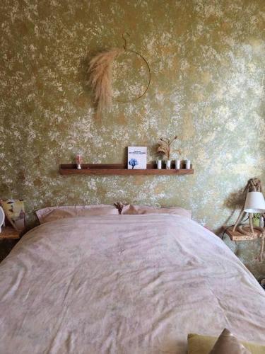 - une chambre avec un lit et un mur avec un miroir dans l'établissement Une invitation à la détente, à Nice