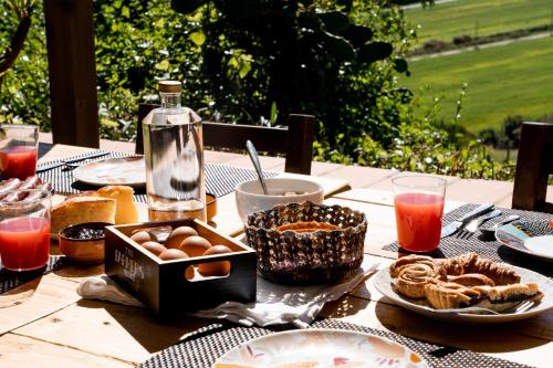 uma mesa de piquenique com comida e uma garrafa de água em Agriturismo Rascioni & Cecconello em Fonteblanda