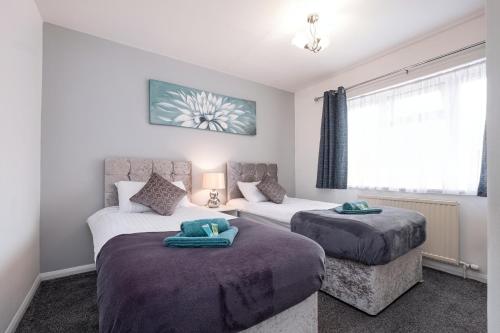 1 dormitorio con 2 camas y ventana en 6bed Perfect stay! Contractors welcome!, en Peterborough