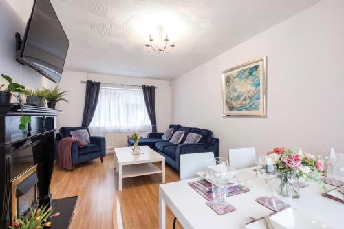 a living room with a couch and a table at 6bed Perfect stay! Contractors welcome! in Peterborough