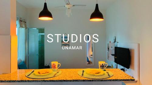 einen Tisch mit zwei Teller Essen drauf. in der Unterkunft Studios Unamar in Cabo Frio