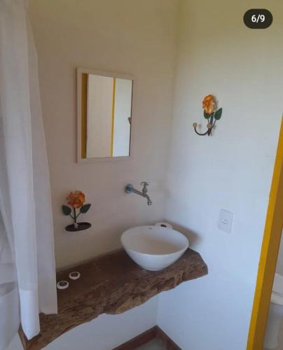 a bathroom with a bowl sink and a mirror at Pousada Vila Sol Maior in Guarapari