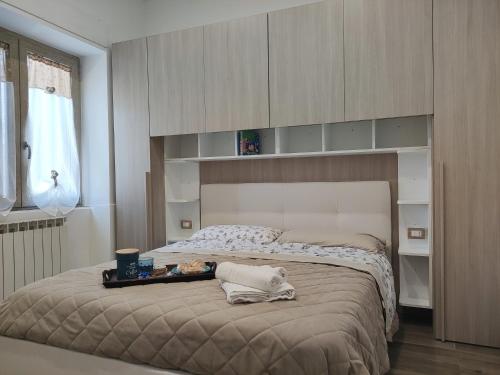 Un dormitorio con una cama con una bandeja de comida. en Country House Ortensie, en Torre del Greco