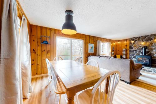 comedor con mesa de madera y sillas en Rockhouse Mountain Retreat en Conway