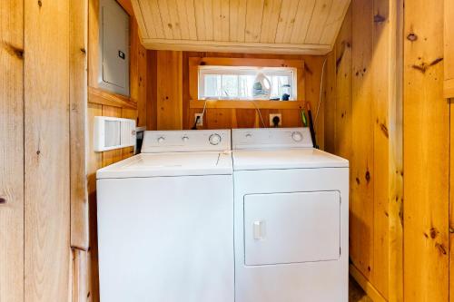 una lavadora y secadora blancas en una pequeña cocina en Rockhouse Mountain Retreat, en Conway
