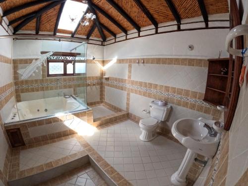y baño con bañera, aseo y lavamanos. en casa campestre el KFIR, en Villa de Leyva
