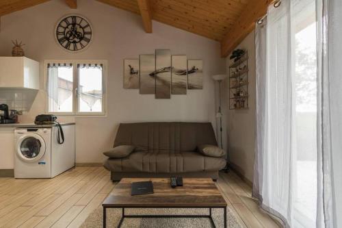 un salon avec un canapé et une table dans l'établissement Gîte à la Ferme de la Bouriette, à Revel