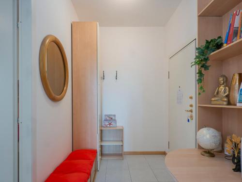 - un salon avec un canapé rouge et un miroir dans l'établissement I Host Apartment - San Faustino 78, à Milan