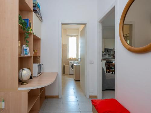 Il comprend une cuisine et un salon avec un miroir. dans l'établissement I Host Apartment - San Faustino 78, à Milan