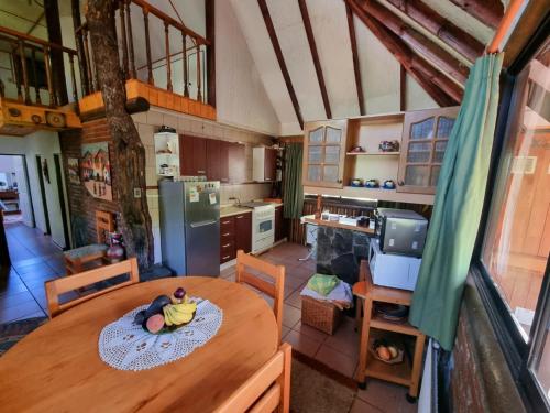 拉斯維加斯特蘭卡斯的住宿－Casa Ayllantú，厨房配有木桌,坐在上面的人